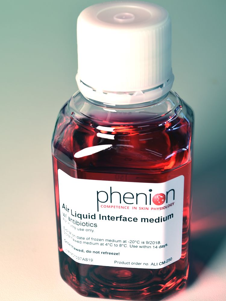 Bottle with air liquid interface medium.
